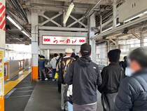 【3月31日閉店】半世紀以上の歴史に行列。駅のホームの立ち食いラーメン「西新井らーめん」を食べたら都内だけど旅情を感じた