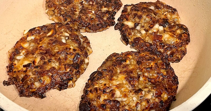 物価高でも「きのこ」は安い → AIに「きのこだけ」で作る節約レシピを聞いたら、新食感の肉なしハンバーグが爆誕してしまった！