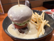 30年ぶりにドムドムバーガーに行ったら狂気が爆発してて混乱した / これ、どうやって食うの？