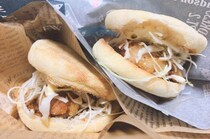 【公式】ドムドムハンバーガーの「甘辛チキンバーガー」を作ってみた！ YouTubeでレシピ公開中だぞー!! タレに “アレ” を入れるところがポイント