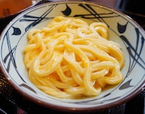 【もはや恒例】丸亀製麺で「釜玉うどん」を注文すると、なぜかその場で「釜玉うどん」がついてくるぞォォォオオ！ 11月5日から4日間!!