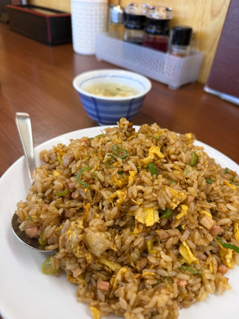 18種類もチャーハンのある炒飯ガチ勢なガチ中華で、日本の町中華にはない異国風味の「黒チャーハン」を食す / 大磯「鴻運来」【ガチ中華チャーハン紀行：第1回】