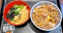吉野家「牛丼・油そばセット」は無難な味と思いきや、牛丼の肉を移して酒のつまみにしたら大化けした