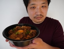 吉野家の化け物みたいな新商品『スタミナ超特盛丼（1700kcal超）』が実はかなり美味い！ テイクアウトして感じた「吉野家史上No.1どんぶり」の気配