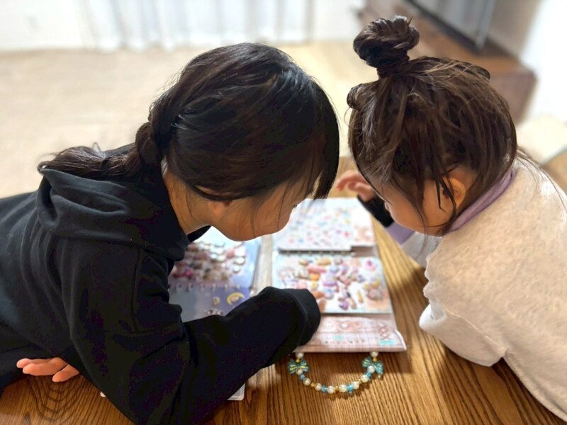 ただの遊びじゃない？ 子どものシール交換会を覗いたら、想像以上にガチな「商談」が行われていた