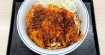 【は？】かつや新商品「ど真ん中ベーコンエッグソースカツ丼」を注文したら、ただのソースカツ丼が来た / 店内POPが意味不明すぎる件