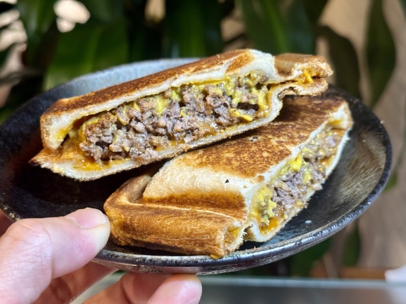 【大発明】ホットサンドメーカーに「ひき肉」を直入れしたら、最高に罪深くジャンクなグルメバーガーが誕生した