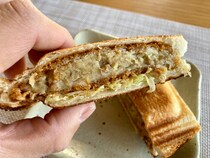 【簡単キャンプ飯】セブンの冷凍牛肉コロッケと千切りキャベツで作る「コロッケホットサンド」がサクサクホクホクで最高！ 夕飯で余ったコロッケを使ってもOK！