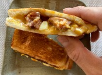 【簡単キャンプ飯】焼き鳥缶でつくる「てりたまチキンホットサンド」が濃厚ボリューミーで最高！ ほとんど失敗しない時短レシピをどうぞ