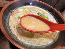 新宿駅の立ち食いそば『信州そば』のカレーそばが和風ベースとは名ばかりすぎる / まるでタイカレーみたいなスパイシーさ