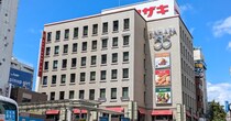 「山崎製パン」の創業の地に行ったら、駅前にヤマザキすぎるビルがあってビビった！