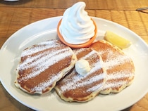 【スタバも真っ青】丸亀製麺のカフェが超オシャレ！ ハワイにいるかのような雰囲気で行列ができるほどの人気店だった