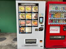 【正直レビュー】石垣島で本格的なヤギ料理が買える自販機を発見！ 食べ慣れない内地の人間が食べて率直に思ったこと