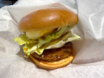 【検証】4年ぶりのリニューアル！ モスの新「テリヤキバーガー」を昨日と今日で食べ比べた結果 → 凡人にはハードルが高すぎた