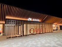 東北道「佐野SA」が完全リニューアル！ 名店の佐野ラーメンが24時間食える無敵スポットに進化 / シャンデリアにも注目