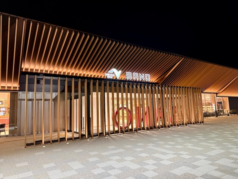 東北道「佐野SA」が完全リニューアル! 名店の佐野ラーメンが24時間食える無敵スポットに進化 / シャンデリアにも注目