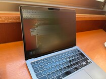 【大人気】Amazonで約3000円で買えるノートパソコンの「のぞき見防止フィルム」を使ってみた / カフェなどで仕事をする方に必須の高コスパアイテム