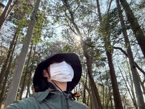 【検証】花粉は歩いているとどれくらい体につくのか？ 上半身に両面テープを貼って都内を3時間出歩いてみた
