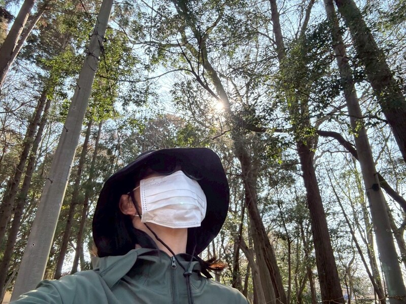 【検証】花粉は歩いているとどれくらい体につくのか？ 上半身に両面テープを貼って都内を3時間出歩いてみた