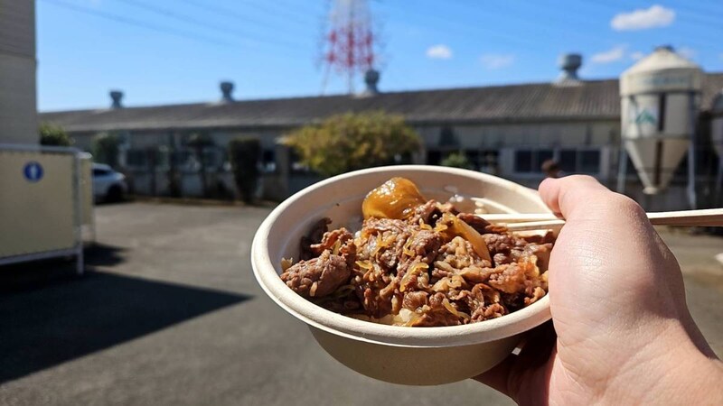 ウシの前で食べる『牛丼』がこれほど深くて美味いとは…神奈川で人気の「柏木牧場」でしか味わえない大切な1杯