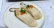 紀伊國屋新宿店の地下にオープンした、立ち食い寿司の「牡蠣のにぎり」がウマすぎて、思わず板さんに話しかけてしまった！