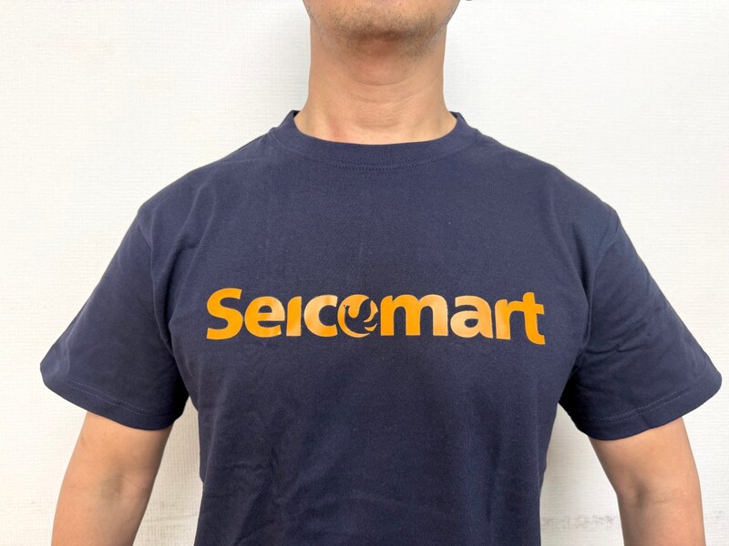 セイコーマートの「公式Tシャツ」がガチでカッコいい！ ホットシェフなど全3種、北海道民以外が購入できる唯一の方法も