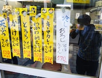 【マニアの噂】実は笹塚に「立ち食いカレーそば界のレジェンド」がある件 / このご時世でも570円の柳屋キーマカレーそばとは？