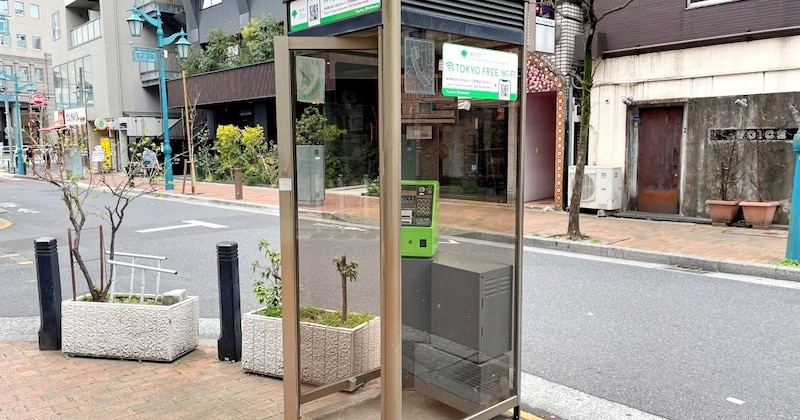 高すぎる「ナビダイヤル」対策で数年ぶりに公衆電話に入ったら、最新鋭の無料Wi-Fiスポットに進化していてビビった