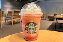 【新作】『スターバックス ストロベリー フラペチーノ』は予想通りの味！ だがそこが良い!! 王道の “いちごミルク” 風味で間違いなしだぞ