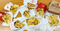 【ガチ】大手ファーストフードチェーン8社の「フライドポテト」をすべて混ぜたら最強になった