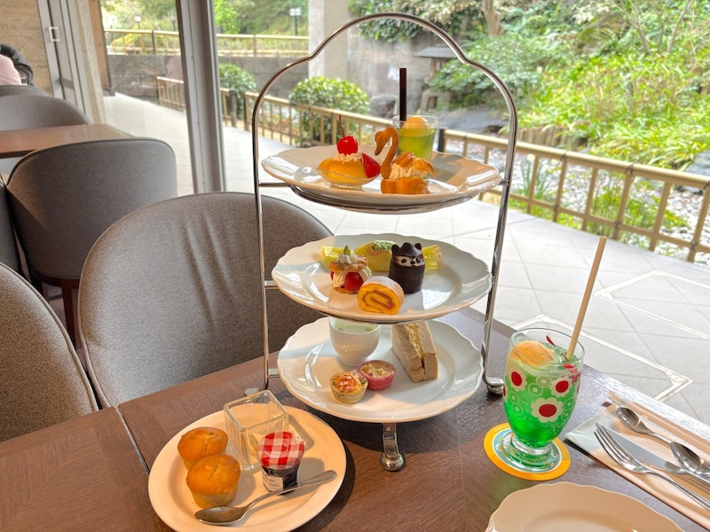 昭和に戻れる異色のアフヌン! 東京プリンスホテルの「レトロモダンアフタヌーンティー」は懐かしのタヌキケーキやスワンシューの饗宴!