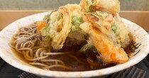 都営線両国駅から最寄りの立ち食いそば屋「じゅげむそば」には何があるのか？ 入ってみたらかき揚げ天が野菜の宝石箱だった