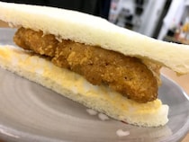 【裏ワザ】ファミマのたまごサンドにファミチキを挟んだら激ウマ！ ジューシーさをパンが吸収して元から1つの商品のような味に!!