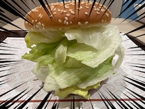 ドムドムの『ほぼレタスバーガー（690円）』はサイゼリヤの「小エビのサラダ（350円）」で再現可能なのか？ 実際に食べ比べて分かった圧倒的な違い