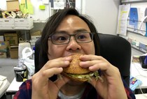【最強メニュー】マクドナルドの逆襲！ 人気の「ロコモコバーガー」が復活したので食べてみた結果!!