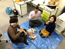 【超ライフハック】レジャーシートを室内に敷くだけ！ 欠点なしの完全無敵「オフィス花見」がマジで超オススメ!!