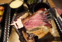 【さすが】超高級『ウルフギャング・ステーキハウス』でデリバリーを頼んでみた → 配達方法から異次元で笑った