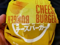 【成り行きグルメ】マックとロッテリアのチーズバーガーを合体させたら「思わぬ副産物」を生み出してしまった…