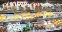 9年ぶりに不二家レストランの「ケーキ食べ放題」に行ったら、価格がスゴイことに！　それより驚いたメニューの1文……