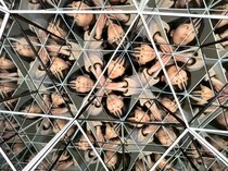 【DIY】100均の鏡9枚で巨大万華鏡を作ってみたら、自分の顔が無限増殖してカオスな映え写真が撮れた