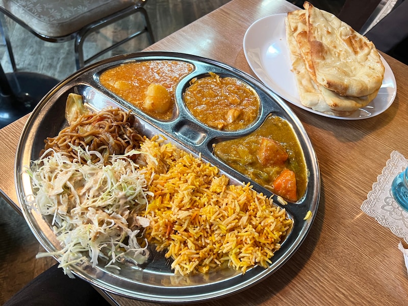 【1210円食べ放題】カレーもビリヤニも! 下北沢のパキスタン料理屋「2×2=8(ににんがよん)」がコスパ良いから20年通ってる