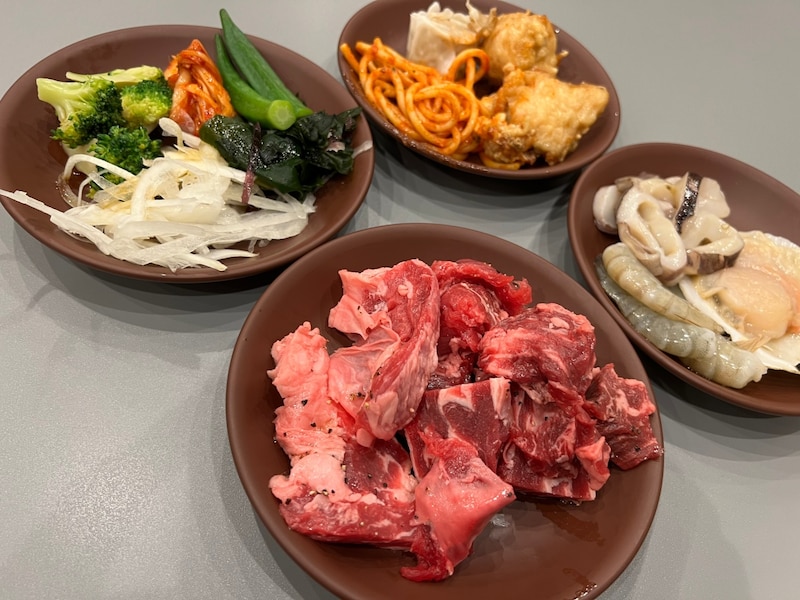【食べ放題メニュー多すぎ】進化系「すたみな太郎PREMIUM」はおひとりさまでも楽しめるのか? 30年ぶりの太郎で感じたこと