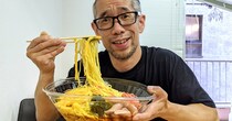 すたみな太郎の「爆盛冷やし中華」（約1.6キロ 税込1080円）を買ったら、袋に入っていたあるモノの数に驚いた！