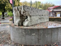 【珍スポット】JR鹿沼駅前の「シウマイ像」が全然シウマイじゃなくてビビった…しかし「シウマイの聖地」と分かるのは人々がアレを置いていくから