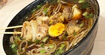 立ち食いそば屋386店を巡った私も初めて見た旭川のB級そば「もつ串そば」が見たまんま食べにくくて笑った / 酔旭