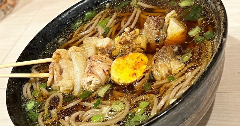 立ち食いそば屋386店を巡った私も初めて見た旭川のB級そば「もつ串そば」が見たまんま食べにくくて笑った / 酔旭