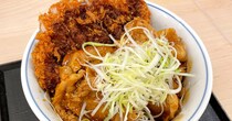 【激白】かつやの新商品「ロースカツと豚焼肉の合い盛り丼」をさらに “肉増し” で頼んだのに、全然多く感じられなかった理由