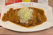 ランチのピーク時間帯を外して販売される「わらじカツカレー」はカレー界の舟盛り / 新宿で発見した990円の奇跡