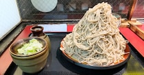 【爆盛り】560円なのに超山盛り！『味奈登庵』の「富士山もりそば」を食べてみた!! 立ち食いそば放浪記：第249回 日本大通り～元町・中華街