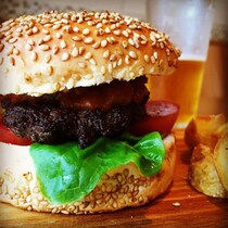 【ご当地バーガー】「たむけん」プロデュースの『奈良バーガー』誕生！ 奈良漬けソースに大和牛と奈良づくしのバーガーやねん!!